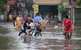 Hà Nội: Sân chơi biến thành 